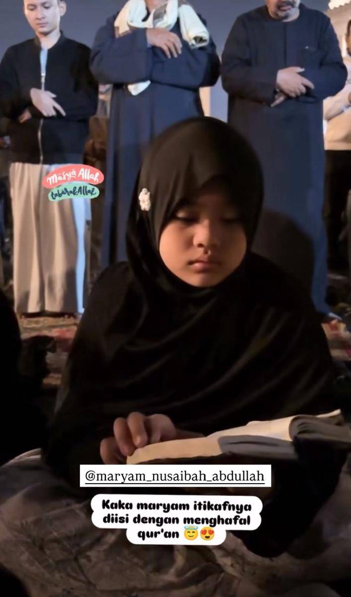 Oki Setiana Dewi dan keluarga itikaf di Masjid Al-Azhar, Kairo, Mesir (instagram.com/okisetianadewi)