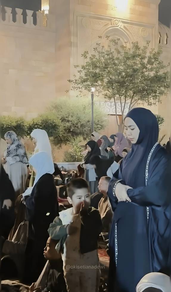 Oki Setiana Dewi dan keluarga itikaf di Masjid Al-Azhar, Kairo, Mesir (instagram.com/okisetianadewi)