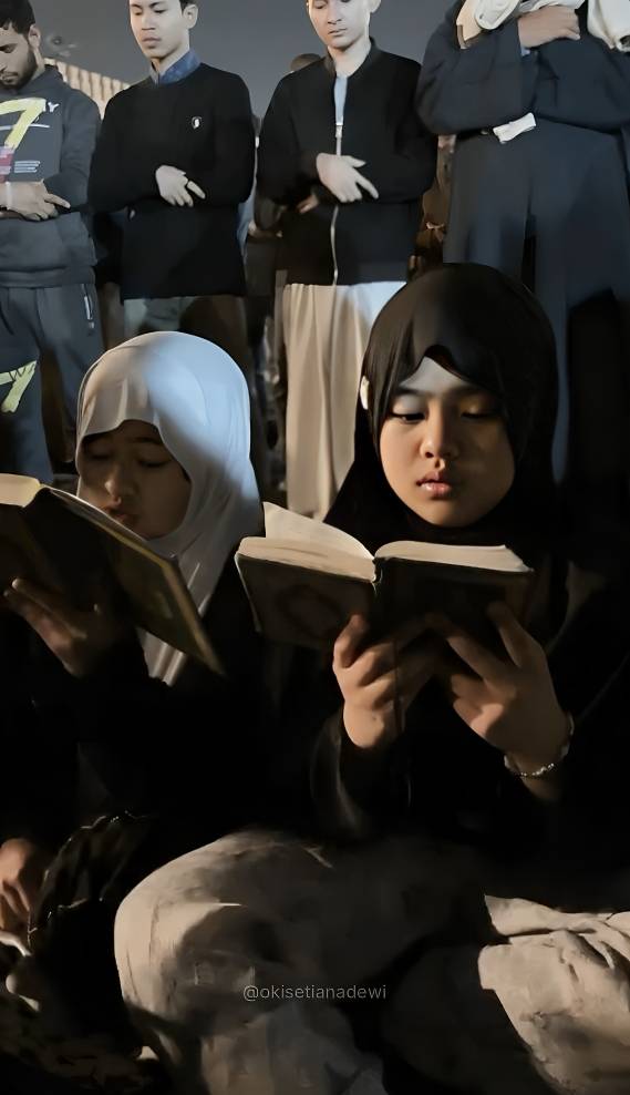 Oki Setiana Dewi dan keluarga itikaf di Masjid Al-Azhar, Kairo, Mesir (instagram.com/okisetianadewi)