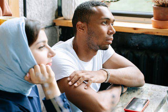 Ilustrasi memperhatikan