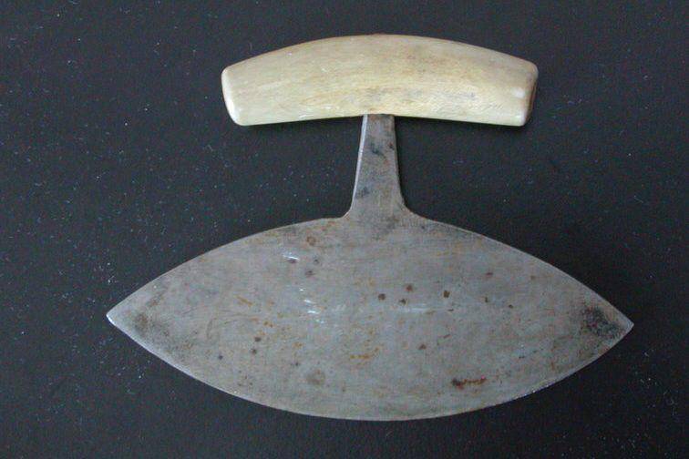 pisau suku Inuit dan Dorset (commons.wikimedia.org/lisarisager.dk)