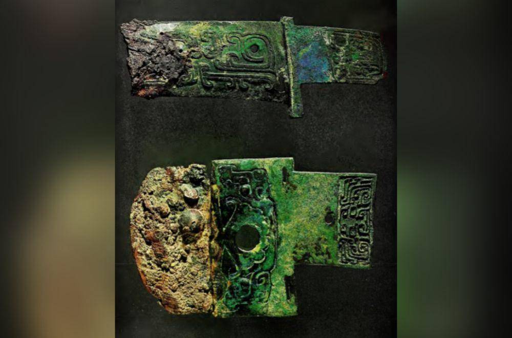 dua kapak dari Dinasti Zhou yang terbuat dari bahan meteorit (dok. Smithsonian Institute)