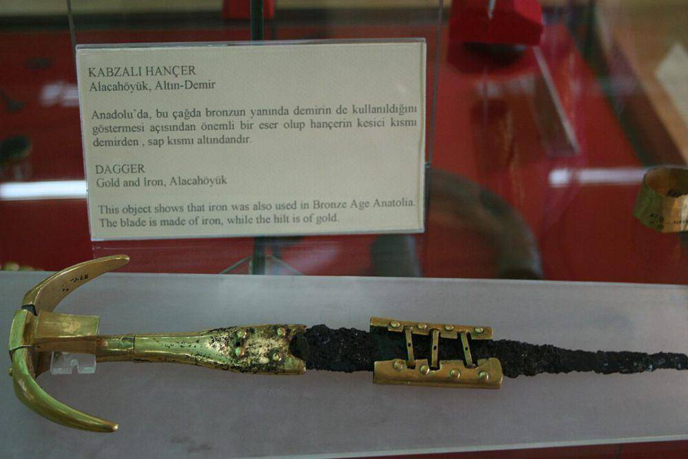 belati dari Alacahöyük, berasal dari Zaman Perunggu, 2500-2000 SM (commons.wikimedia.org/Noumenon)