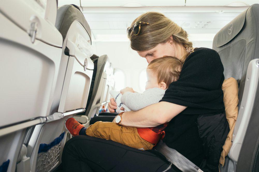 4 Tips Membawa Bayi Naik Pesawat agar Penerbangan Lebih Nyaman