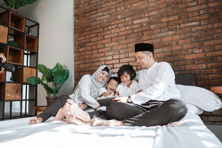 Ilustrasi video call dengan keluarga di kampung (freepik.com/Odua)