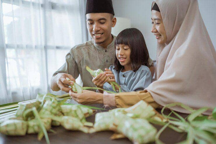 Ilustrasi ajak anak membuat ketupat (freepik.com/EyeEm)