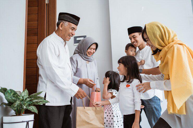Ilustrasi memberi hadiah orangtua (freepik.com/odua)