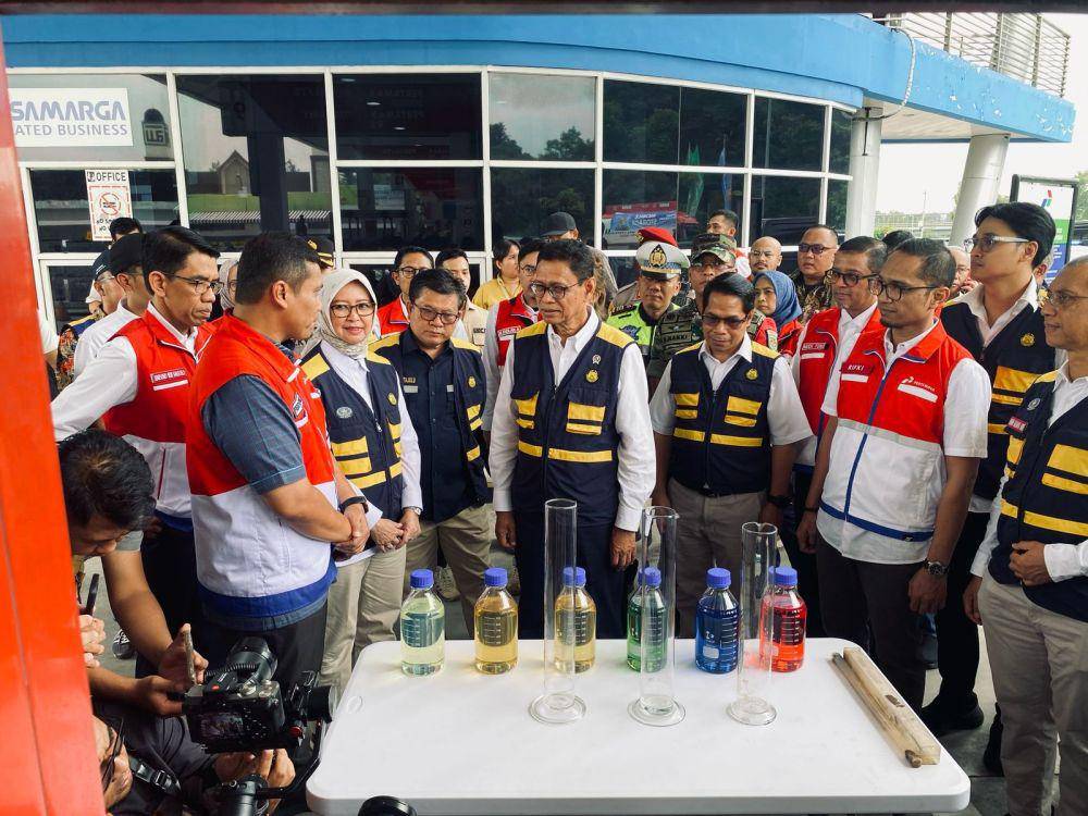 Wakil Menteri Energi dan Sumber Daya Mineral (ESDM) Yuliot Tanjung saat meninjau di SPBU KM 207 Tol Palikanci, Kabupaten Cirebon, Jumat (28/3/2025).