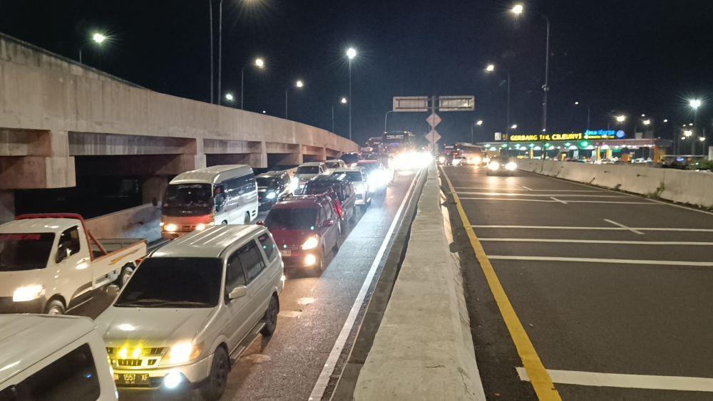 Puncak Arus Mudik,  Kendaraan Mengular di Gerbang Tol Cileunyi