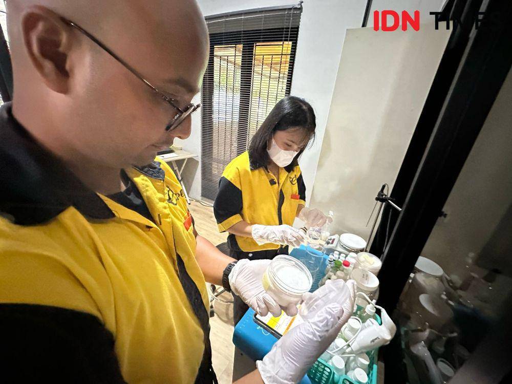 Founder produk waxing MR.Epple, Marcellino dan Eprillia mencontohkan pembuatan produk waxing. (IDN Times/Larasati Rey)
