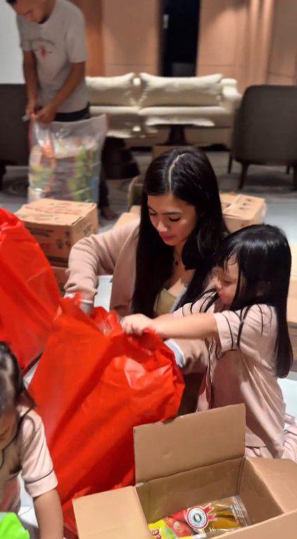 potret Felicya Angelista bagi-bagi sembako (instagram.com/felicyangelista_)