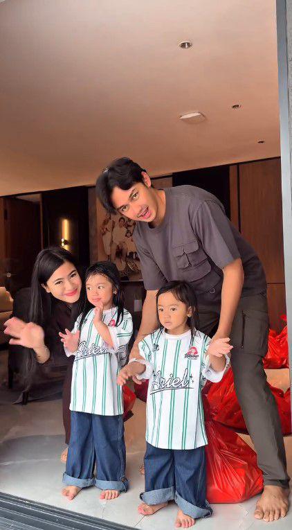 potret Felicya Angelista bagi-bagi sembako (instagram.com/felicyangelista_)