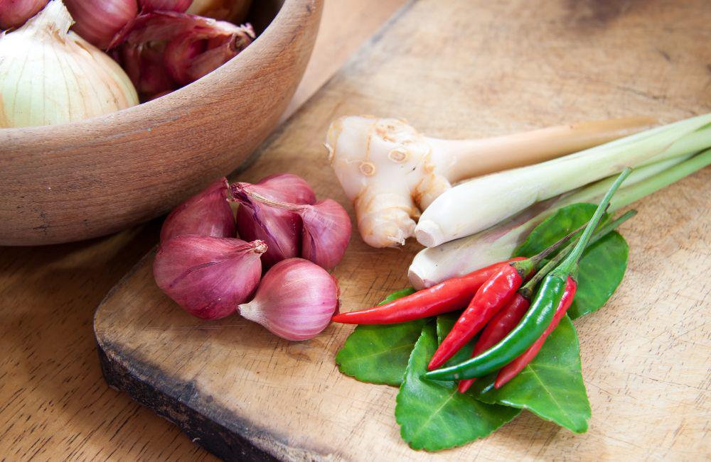 ilustrasi sambal bawang dan sambal korek (freepik.com/schantalao)