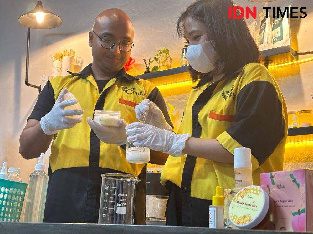 Founder produk waxing MR.Epple, Marcellino dan Eprillia mencontohkan pembuatan produk waxing. (IDN Times/Larasati Rey)