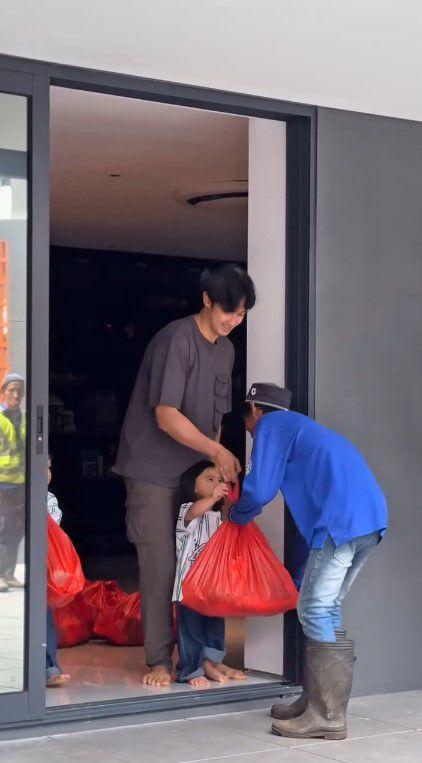 potret Felicya Angelista bagi-bagi sembako (instagram.com/felicyangelista_)