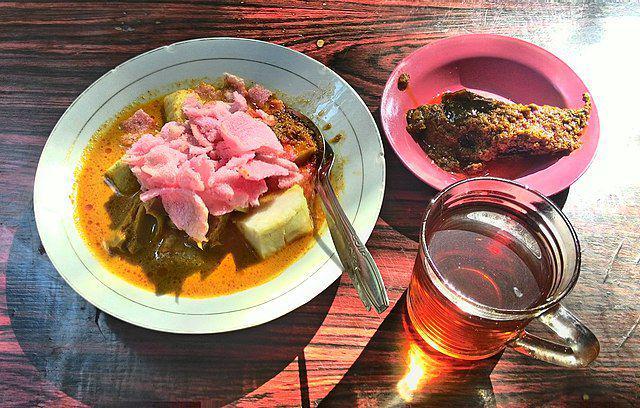ilustrasi Ketupat sayur (commons.wikimedia.org/Gunawan Kartapranata)
