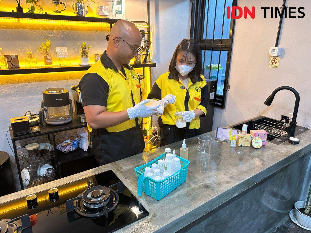 Founder produk waxing MR.Epple, Marcellino dan Eprillia mencontohkan pembuatan produk waxing di dapur. (IDN Times/Larasati Rey)