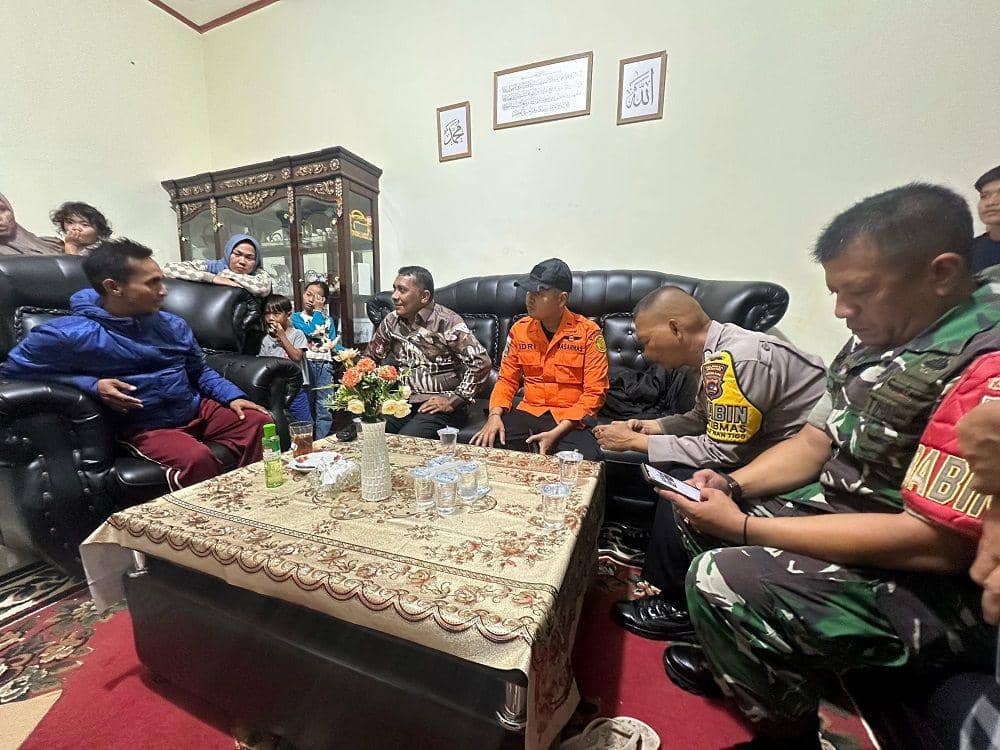 Tim pencarian menyerahkan korban kepada keluarga (Foto: Basarnas Padang)