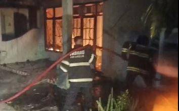 Tim Damkar Padang memadamkan api (Foto: Damkar Padang)