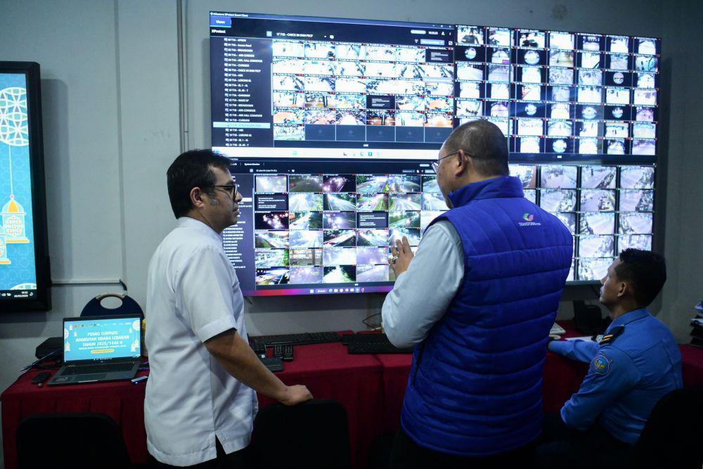 Wakil Menteri Komunikasi dan Digital Nezar Patria meninjau Posko Layanan Telekomunikasi Terminal 1 Bandara Soekarno-Hatta, Tangerang, Rabu (26/03/2025) (Dok. Biro Humas Kementerian Komdigi)