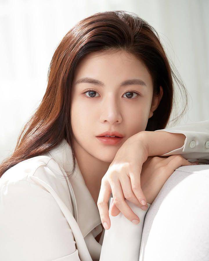 inspirasi makeup Go Youn Jung (instagram.com/goyounjung)