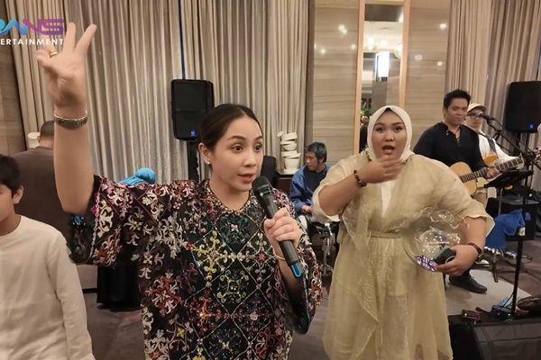 7 Potret Nagita Bukber dengan Hampir 200 Karyawan, Doorprize Motor