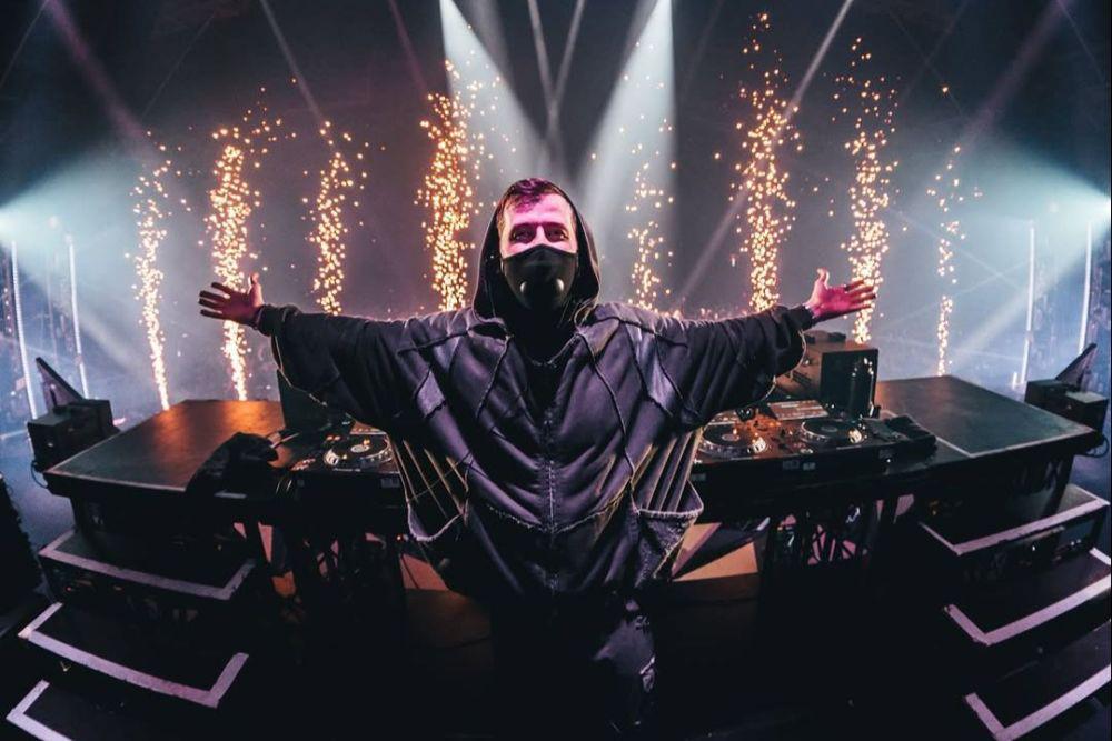 Lirik Lagu On My Way - Alan Walker feat. Sabrina Carpenter