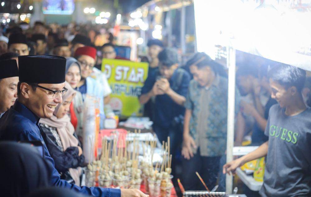 Wali Kota Medan Rico Waas menutup resmi ramadan fair di Medan (Dok. Diskominfo Medan)