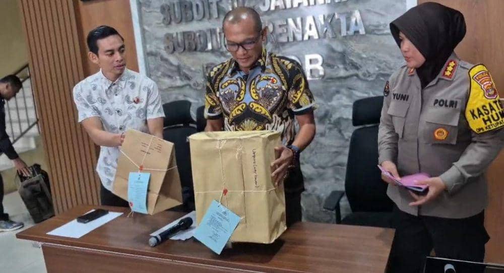 Pelimpahan berkas penembakan 3 anggota Polri di Polda Lampung. (IDN Times/Muhaimin)