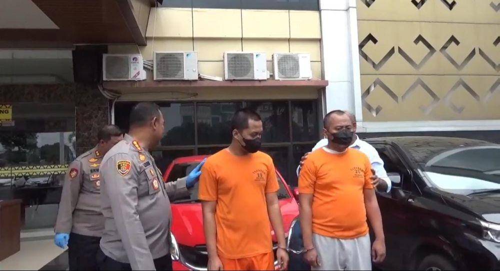 Dua tersangka penggelapan rental mobil di Bandar Lampung. (IDN Times/Muhaimin)