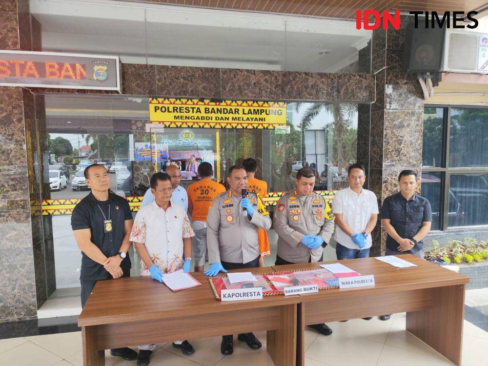 Dua tersangka saat menjalani ekspose di Polresta Bandar Lampung. (IDN Times/Muhaimin)