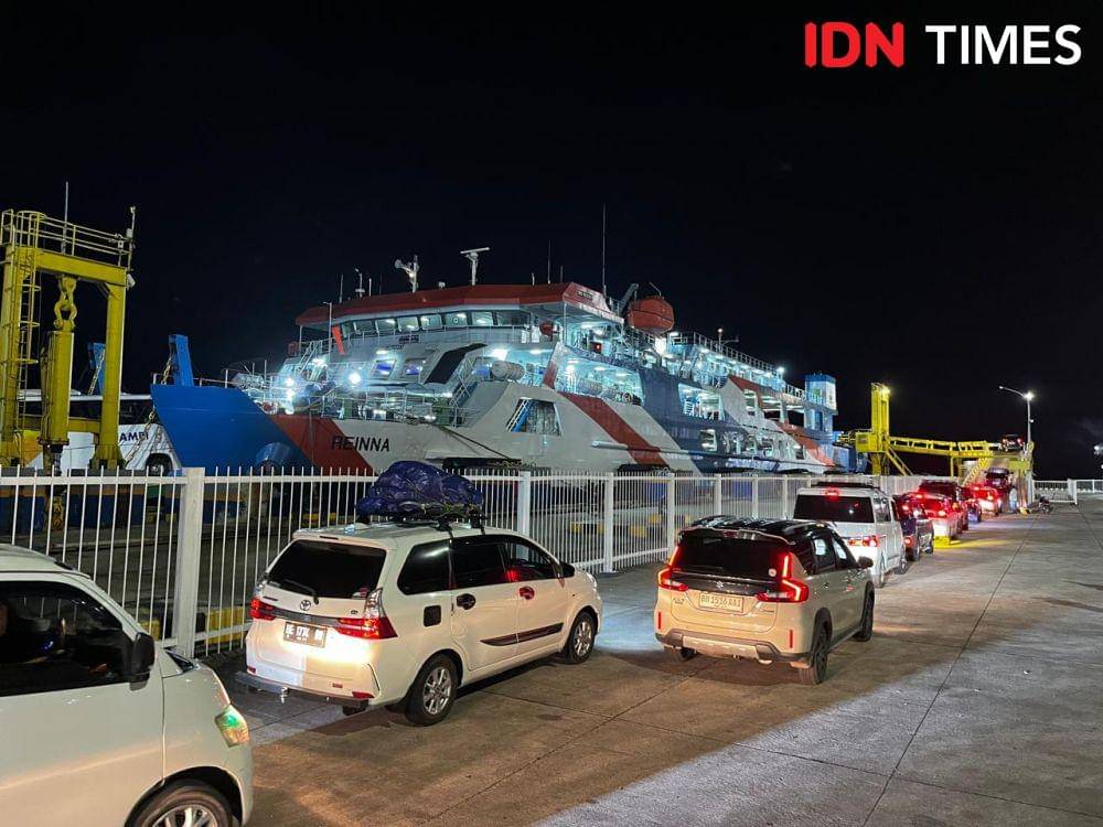 Aktivitas arus mudik Lebaran 2025 di Pelabuhan Bakauheni, Kamis (28/3/2025) malam. (IDN Times/Tama Yudha Wiguna).