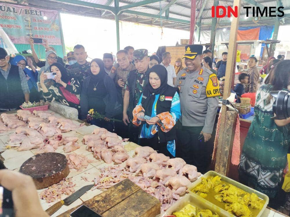 Walikota Bandar Lampung, Eva Dwiana saat kontrol ke pasar. (IDN Times/Muhaimin)