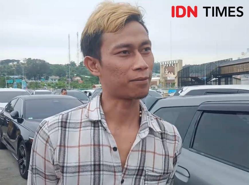 Ucup Irawan, pemudik asal Sumsel menyeberang dari Pelabuhan Bakauheni pada H-3 Lebaran 2025. (IDN Times/Tama Yudha Wiguna).