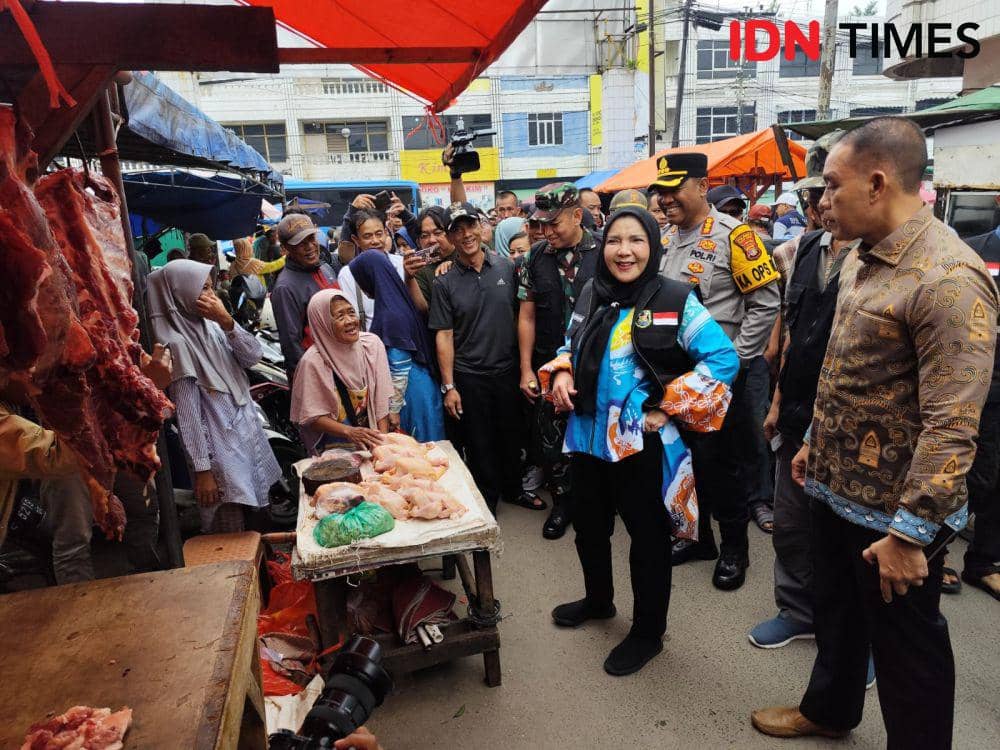 Walikota Bandar Lampung, Eva Dwiana saat gelar operasi pasar. (IDN Times/Muhaimin)