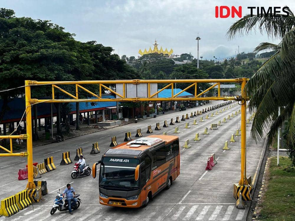 Kendaraan tiba di Pelabuhan Bakauheni pada H-3 Lebaran 2025. (IDN Times/Tama Yudha Wiguna).