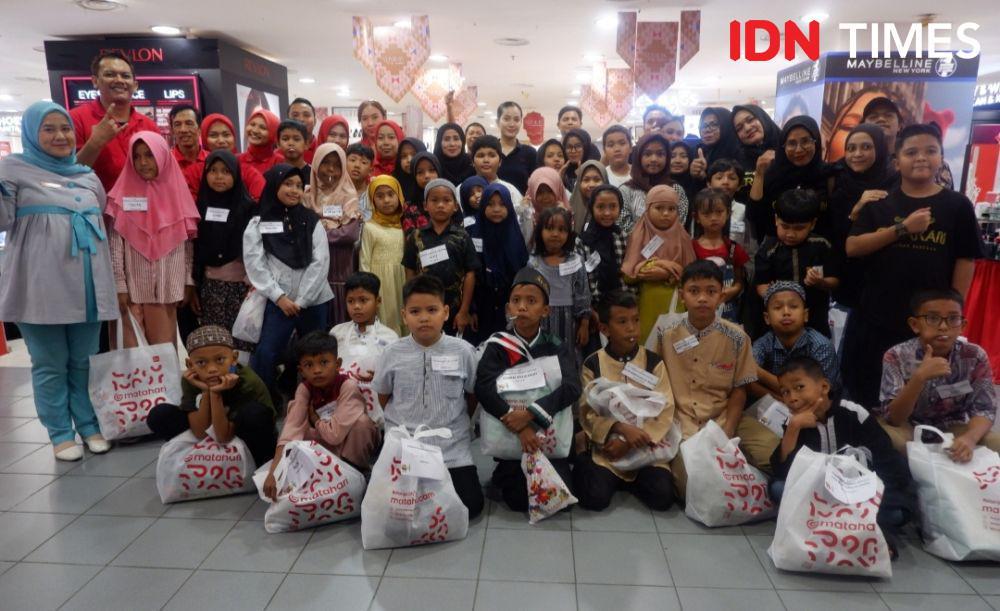 GIS Belanjakan Anak Yatim Baju Lebaran Sambil Bersalawat