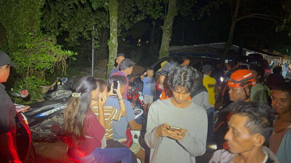 Warga berkumpul melihat nelayan hilang yang ditemukan selamat (Foto: Basarnas Padang)