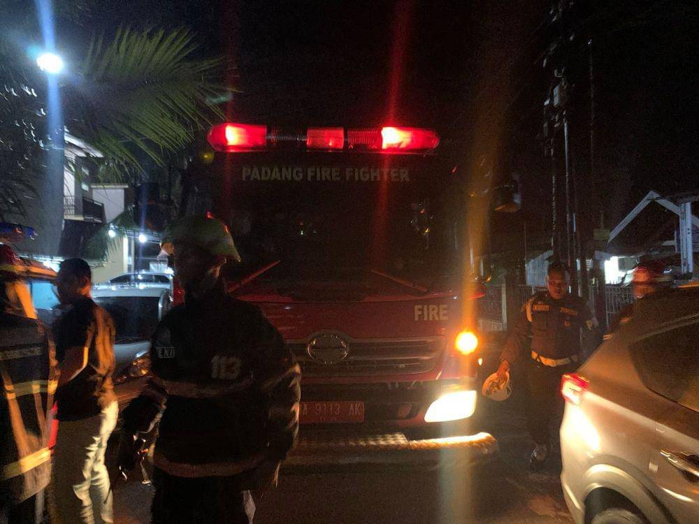Tim Damkar Padang sampai di lokasi kebakaran (Foto: Damkar Padang)