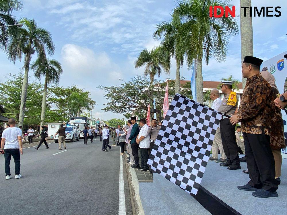 Gubernur Kalbar, Ria Norsan melepas peserta mudik gratis khatulistiwa. (IDN Times/Teri),