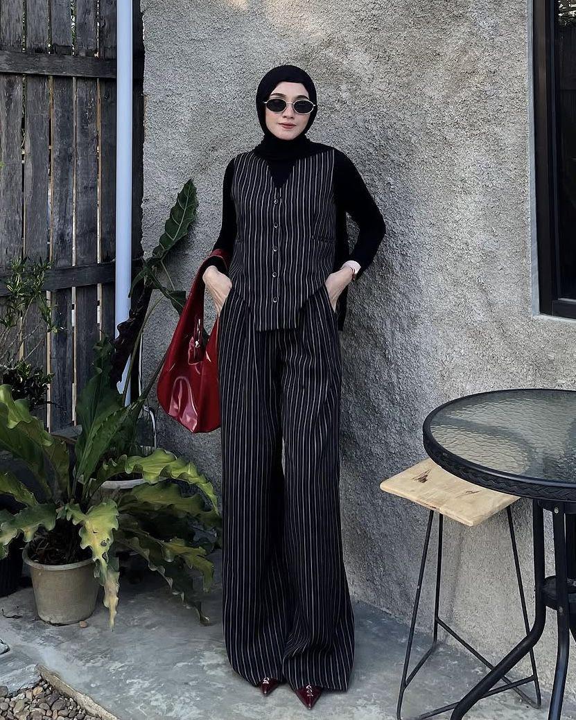 potret ide OOTD hijab pakai vest ala Lisna Feri (instagram.com/lisnaferi)