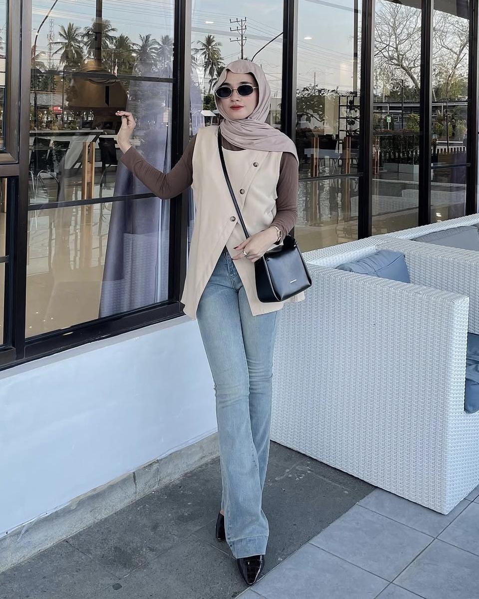 potret ide OOTD hijab pakai vest ala Lisna Feri (instagram.com/lisnaferi)