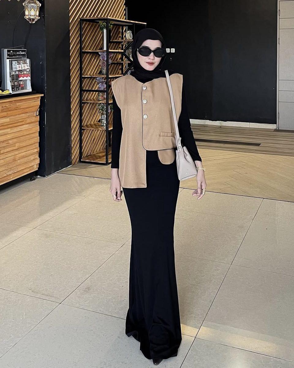 potret ide OOTD hijab pakai vest ala Lisna Feri (instagram.com/lisnaferi)