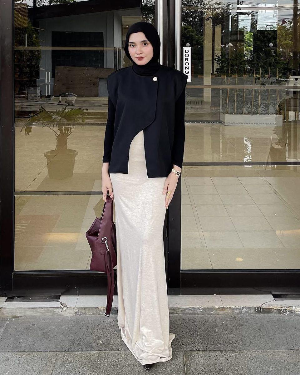 potret ide OOTD hijab pakai vest ala Lisna Feri (instagram.com/lisnaferi)