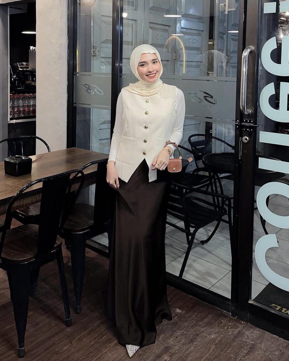 potret ide OOTD hijab pakai vest ala Lisna Feri (instagram.com/lisnaferi)