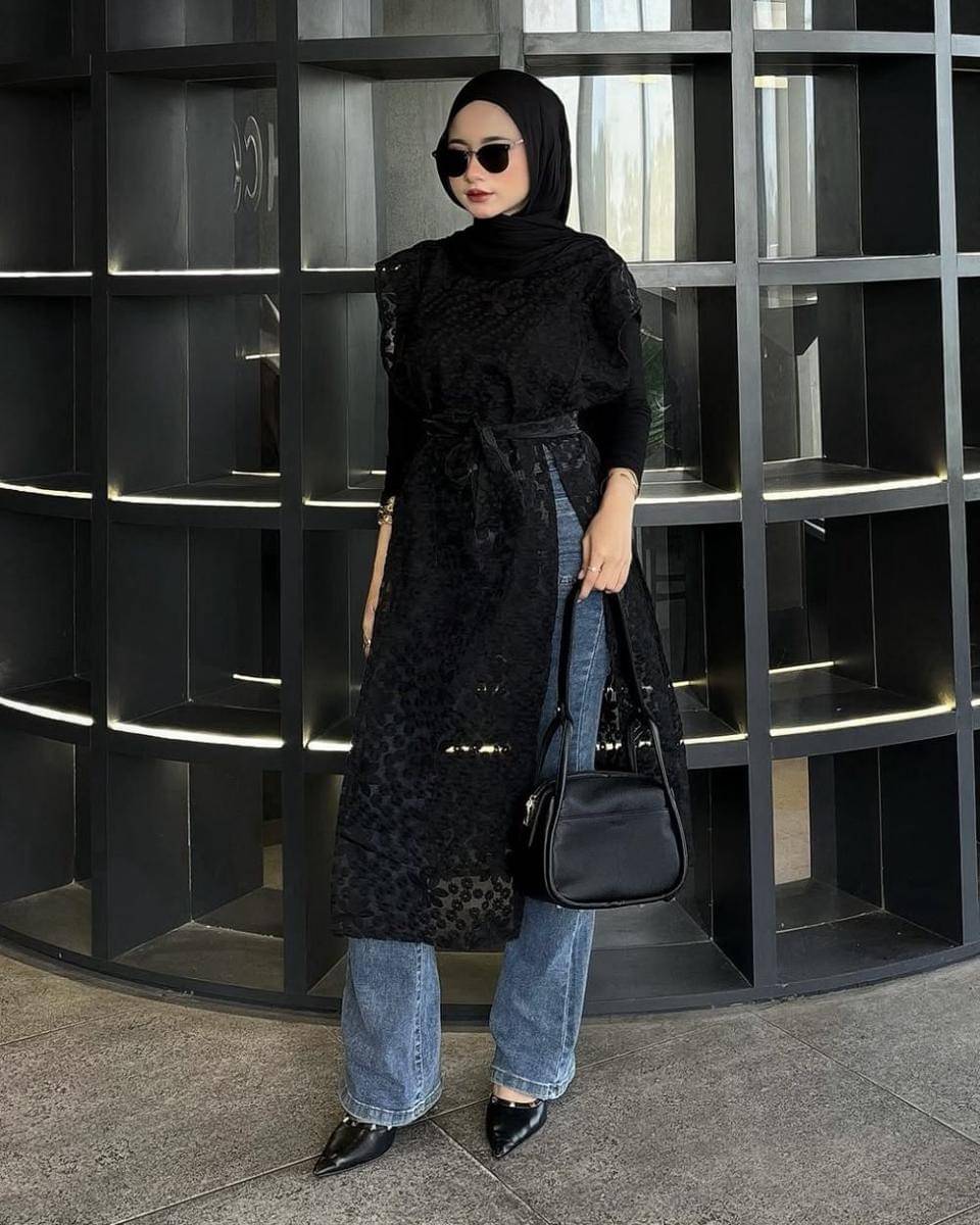 ide hijab nuansa hitam ala Rossidatul Umami