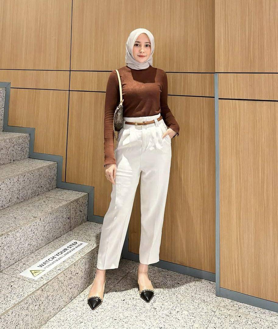 potret ide OOTD hijab smart casual look yang elegan dan berkelas ala Farah Dhiba (instagram.com/farhdhiba)