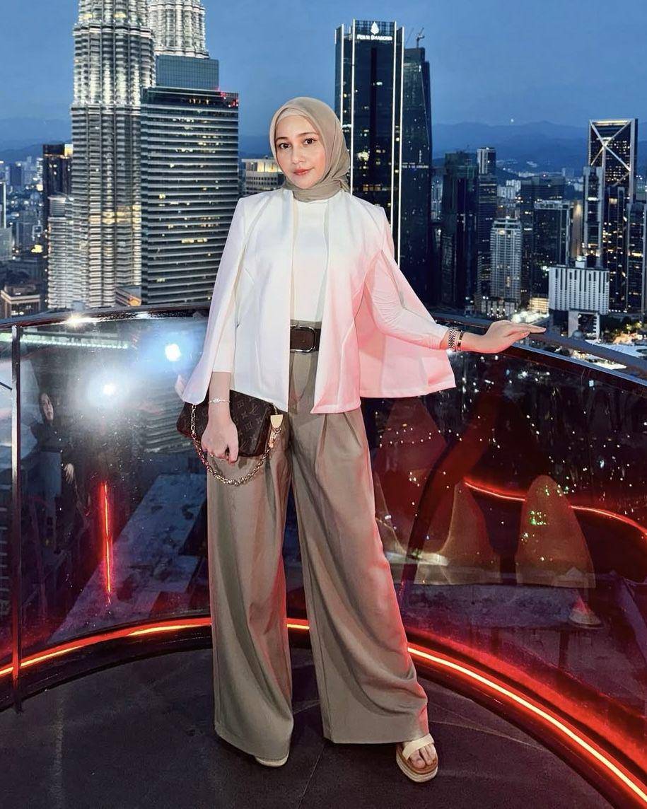 potret ide OOTD hijab smart casual look yang elegan dan berkelas ala Farah Dhiba (instagram.com/farhdhiba)