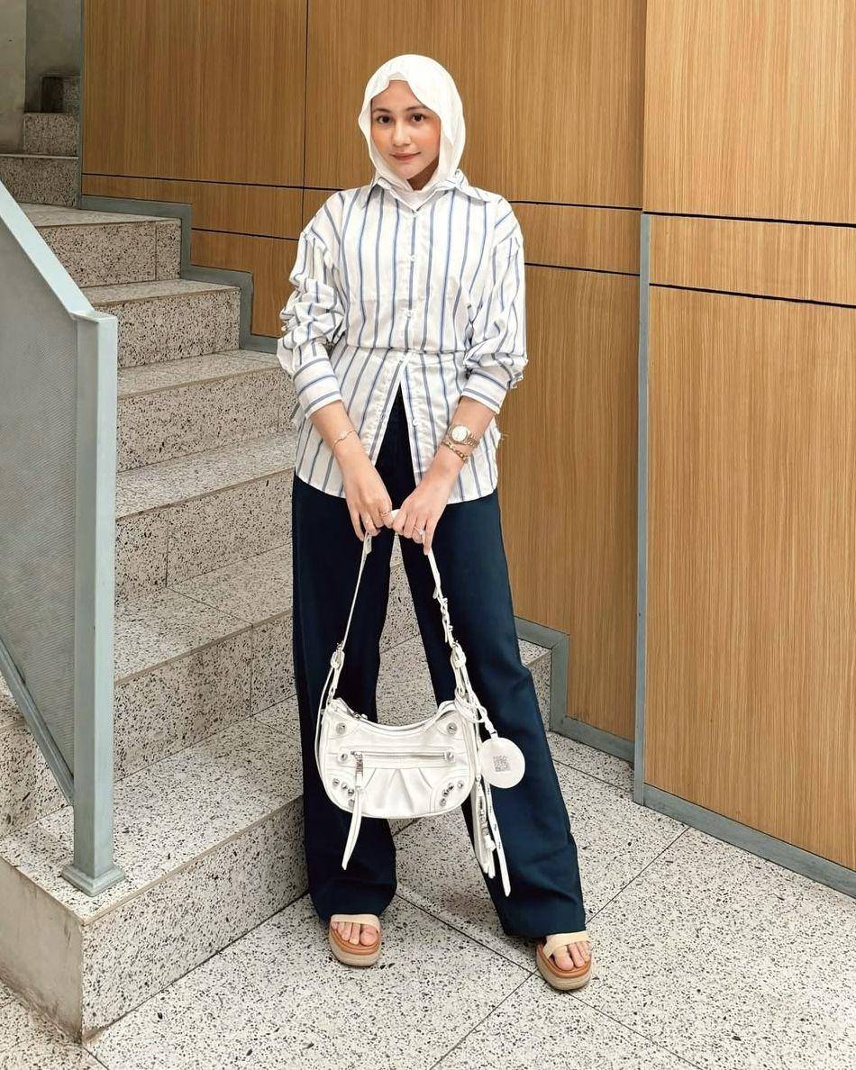 potret ide OOTD hijab smart casual look yang elegan dan berkelas ala Farah Dhiba (instagram.com/farhdhiba)