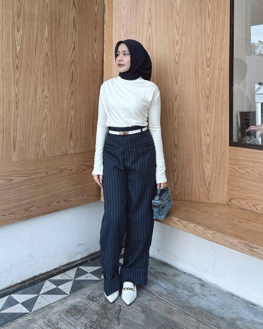 potret ide OOTD hijab smart casual look yang elegan dan berkelas ala Farah Dhiba (instagram.com/farhdhiba)